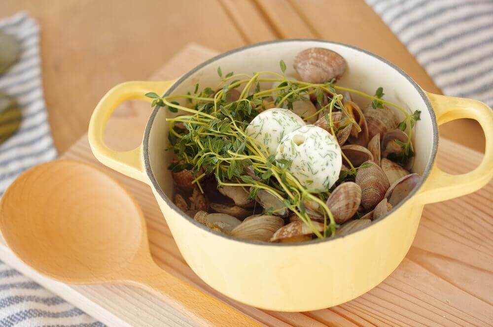 チェダーとタイムの風味豊かなコーンブレッドのレシピ